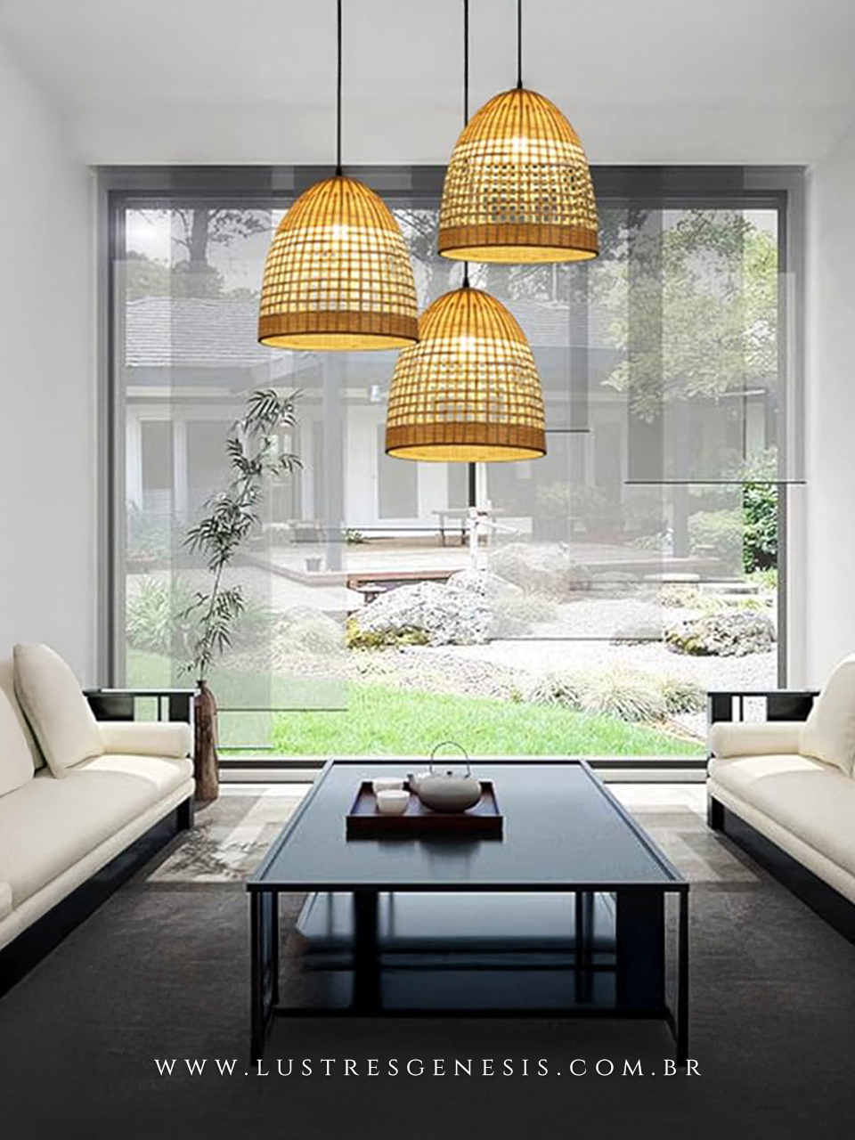 Pendentes rústicos de bambu Trace Ø35cm instalados sobre mesa de centro em sala de estar moderna, destacando decoração natural e acolhedora.